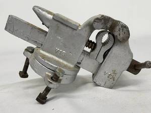 lot 252A image: Metal Bench Vise
