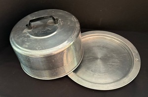 lot 182 image: Vintage Regal Cake Carrier