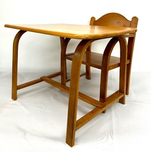 lot 252 image: The Delphos Bending Company Vintage Childrens Table and Chair