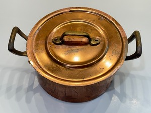 lot 318 image: Small French Copper Lidded Pot