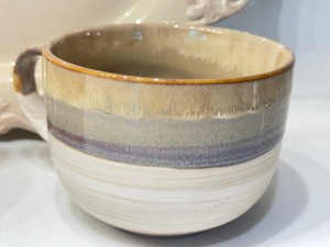 lot 320 image: Decorative Platter and Pair of Earthy Tone Coffee Mugs