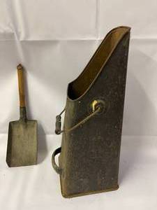 lot 123 image: Vintage Metal Ash Tin with Scoop