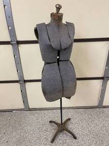 lot 150 image: Vintage Seamstress Sewing Mannequin