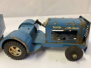 lot 152 image: Vintage Tonka Airlines Truck