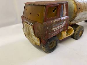 lot 153 image: Vintage ERTL International Truck