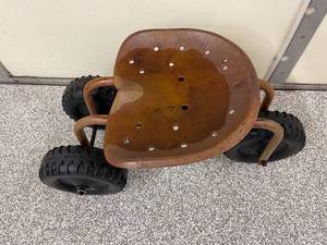 lot 198 image: Metal Rolling Gardening Stool With Swiveling Tractor Seat