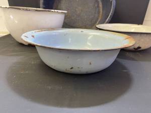 lot 279 image: Rusty Porcelain Pots Great Garden Decor