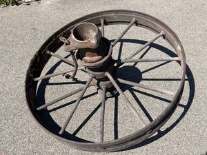 lot 281 image: Vintage Decorative Rusty Wagon Wheel