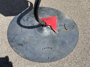 lot 284 image: Unusual Metal Abstract Art Plant Stand