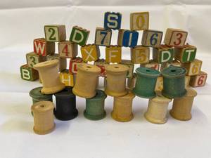 lot 289 image: Vintage Wooden Blocks and Thread Spools