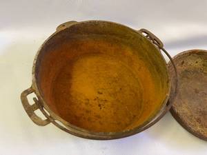 lot 294 image: Vintage Rusty Cast Iron Stockpot and Pan