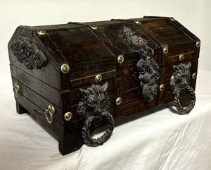 lot 44 image: Vintage 1970s Wooden Pirate Treasure Chest Box