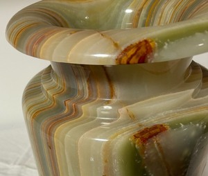 lot 47 image: Large Vintage Genuine Onyx Vase from Pakistan