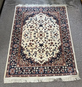 lot 55 image: Decorative Rug