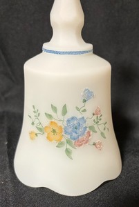 lot 322 image: Pretty Vintage Signed Fenton Provincial Bell