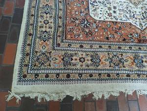 lot 5 image: Lovely Knotted Area Rug
