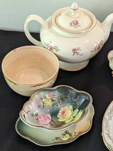 lot 368 image: Assorted Vintage Painted Porcelain Dishes