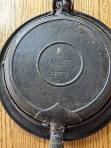 lot 363 image: Vintage Griswold New American #8 Cast Iron Waffle Iron