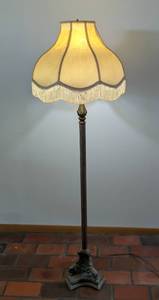 lot 38 image: Brass Floor Lamp