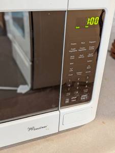 lot 99 image: White LG Microwave