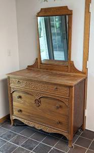 lot 35 image: Vintage Oak Mirrored Dresser