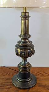 lot 29 image: Large Vintage Brass Table Lamp