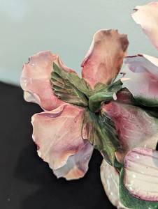 lot 31 image: Large Capodimonte Porcelain Flower Centerpiece