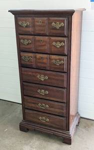 lot 21 image: Vintage Wood Lingerie Chest