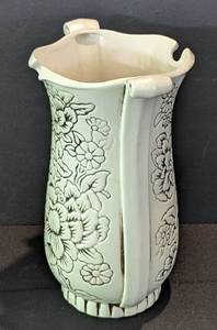 lot 8 image: Vintage Red Wing Flower Medallion Vase 1184  Red Wing Vase 1184