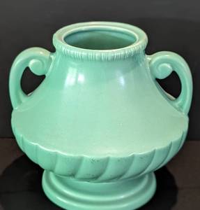lot 7 image: Vintage Red Wing Teal Double Handed Jar Vase  Red Wing Vase 882