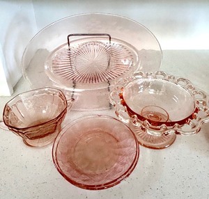 lot 79 image: Vintage Cherry Blossom Pink Depression Glassware Items