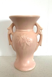 lot 83 image: Vintage 1940s McCoy Ceramic Pink Vase Double Handled Flair Top