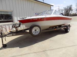 lot 1 image: 1991 Glasstream with 115 Mercury 115 hp motor and 1991 Glasstream Bunk Trailer