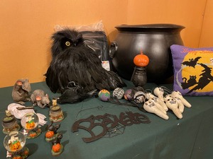 lot 114 image: Scary Halloween Decorations