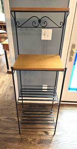 lot 34 image: Longaberger Bakers Rack