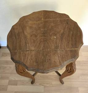 lot 92 image: Maple Round Top Lamp Table