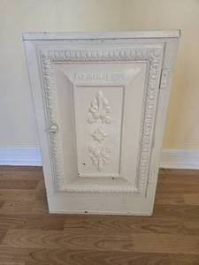 lot 37 image: Metal Pie Cabinet Shelf