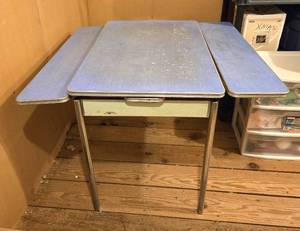 lot 100 image: Vintage expanding Table with Wings