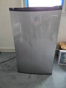 lot 113 image: Dorm Size Magic Chef Refrigerator