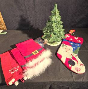 lot 154 image: Collection of Holiday Decorations
