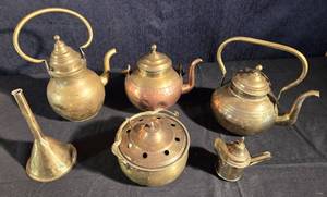 lot 158 image: Copper Pot Assortment