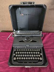 lot 172 image: Royal Vintage Typewriter