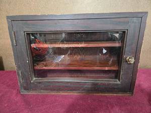 lot 39 image: Dark Wood Vintage Glass Case with 3 Shelves