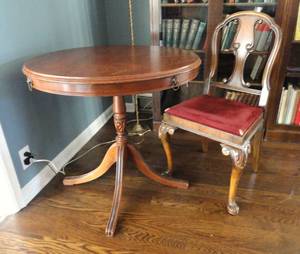 lot 40 image: Maple Drum Table & Chair