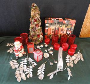 lot 49 image: Seasonal Holiday Decorations