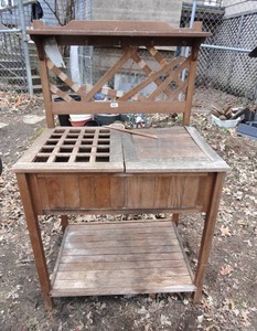 lot 63 image: Garden Potting Stand