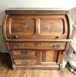 lot 32 image: Ethan Allen Vintage Rooltop Desk