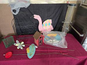 lot 236 image: Bird Items & Lawn Art