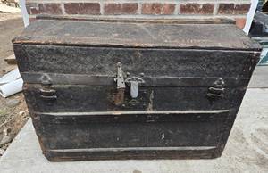 lot 259 image: Vintage Storage Trunk Believed to Travel Across Ocean From France
