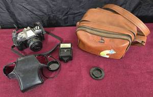 lot 290 image: Minolta Camera X-370 50MM Lens Vivita Flash & Case